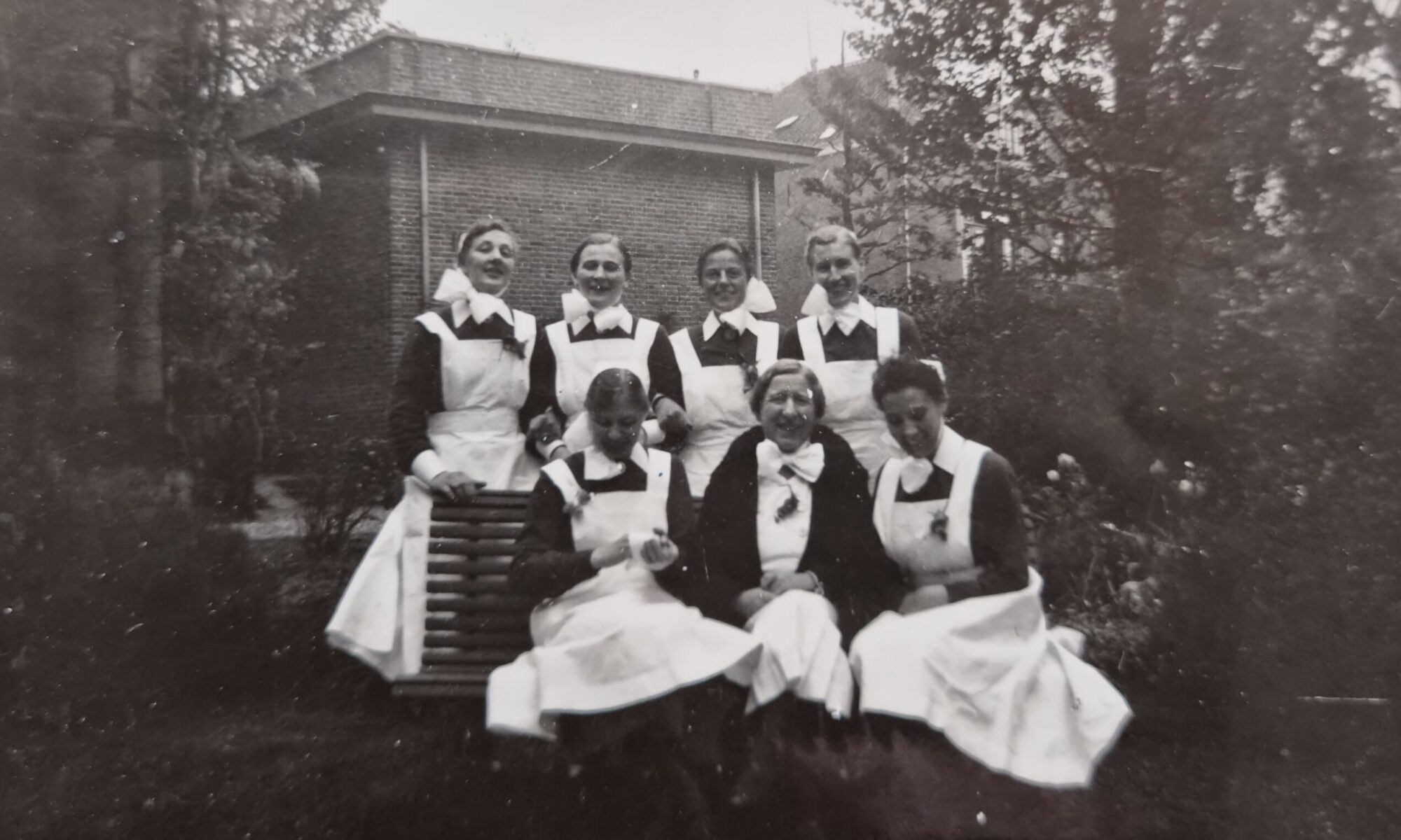 3.-Geslaagd-voor-Eindexamen-op-20-mei-1938-diacones-Cathrien-Smallegange-boven-2e-van-links