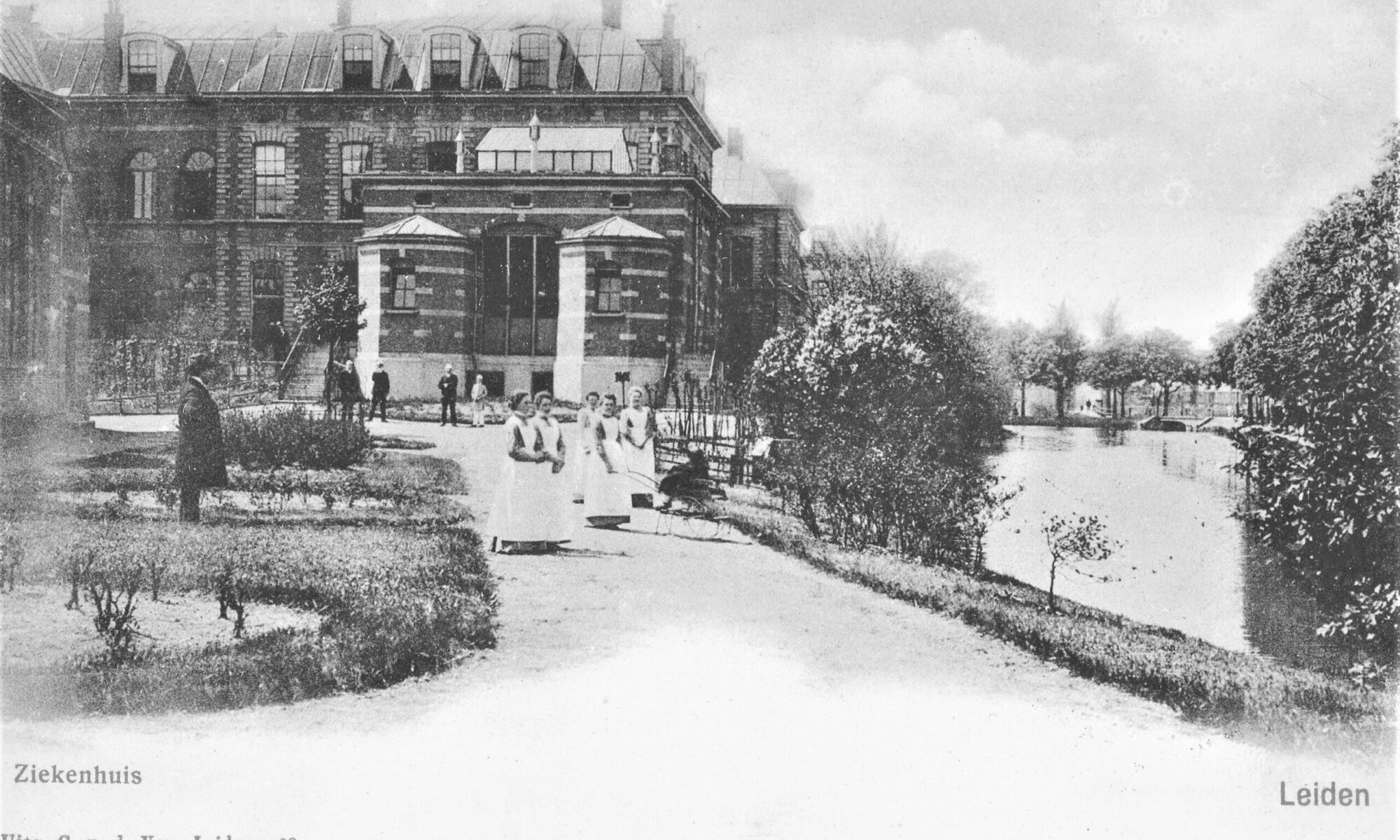 1.-Het-Academisch-of-Boerhaave-Ziekenhuis-te-Leiden-omstreeks-1900-gemaakt-door-C-van-de-Ven.jpg-2