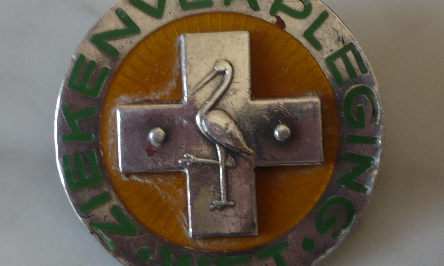 15b.-Het-insigne-van-S.-Loes-de-Ridder-met-kraam-en-kinderaantekening